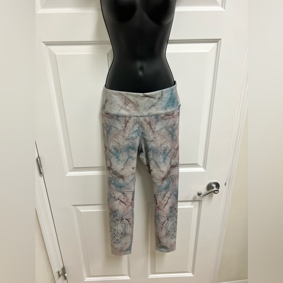 4 pairs of capri workout pants Large - Picture 3 of 11